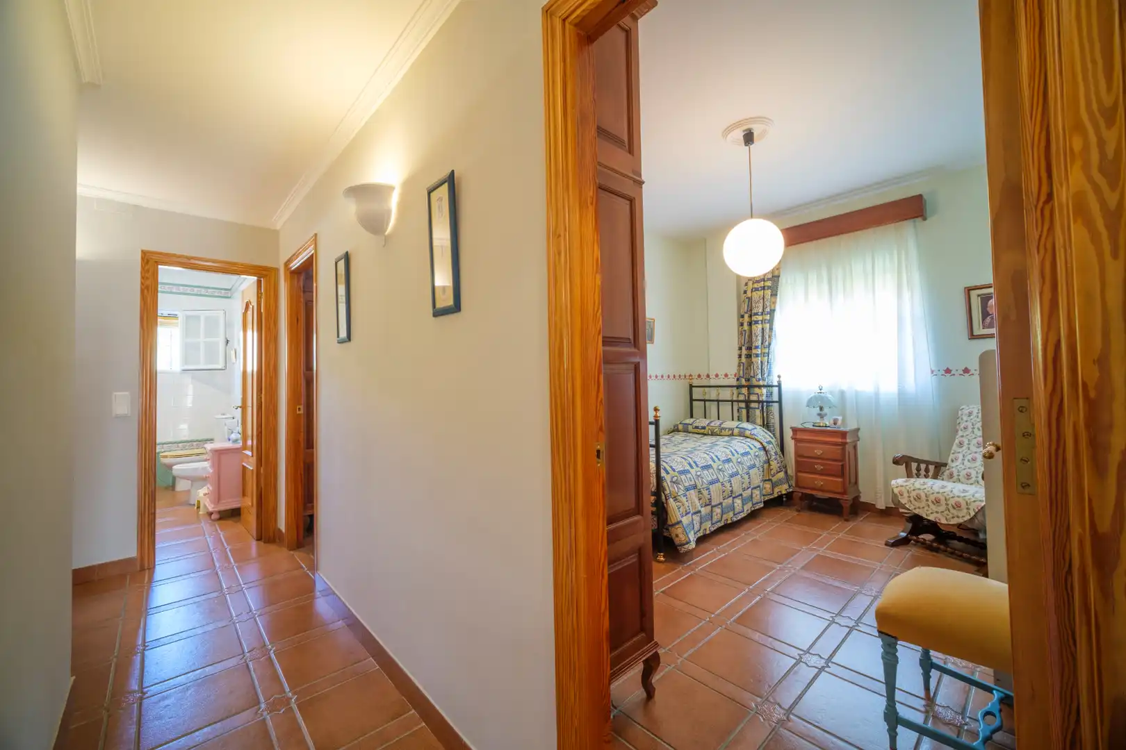 Dormitori de Casa o xalet en venda en Montequinto amb Jardí privat, Terrassa i Moblat