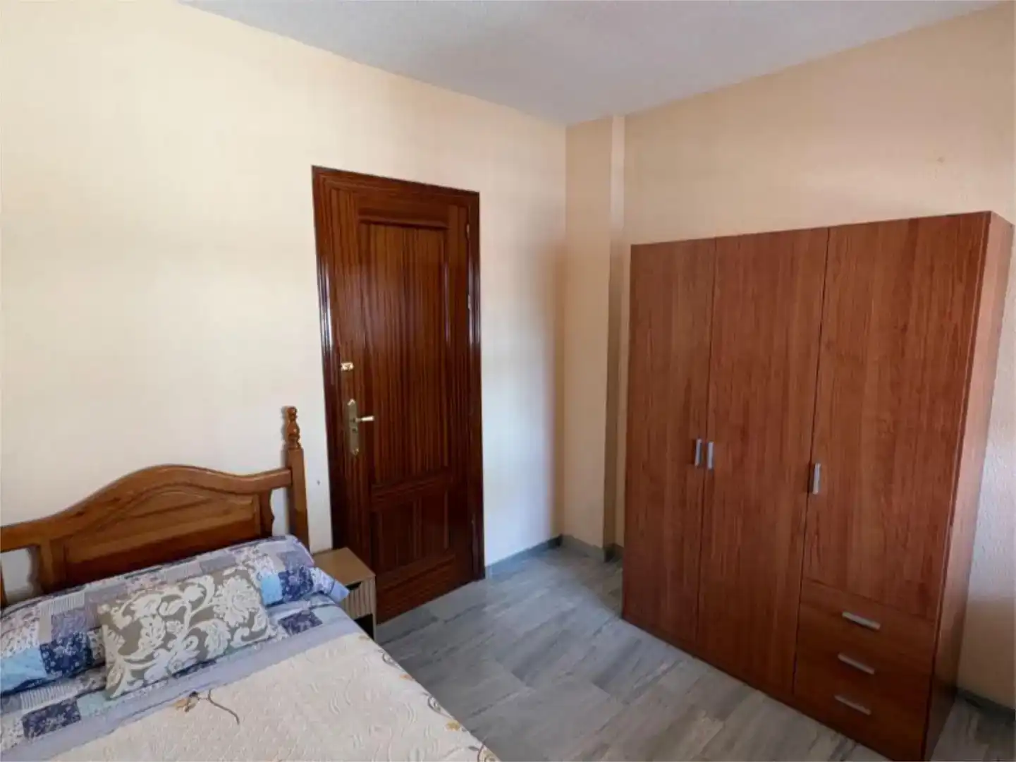 Dormitori de Casa adosada per a compartir en Granada amb Aire condicionat, Moblat i Balcó