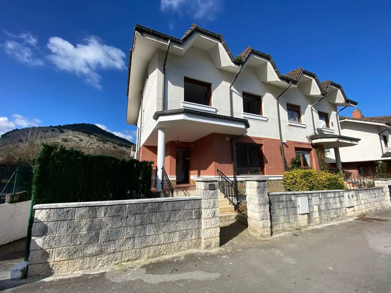 Vista exterior de Casa adosada en venda en Castro-Urdiales amb Calefacció i Jardí privat