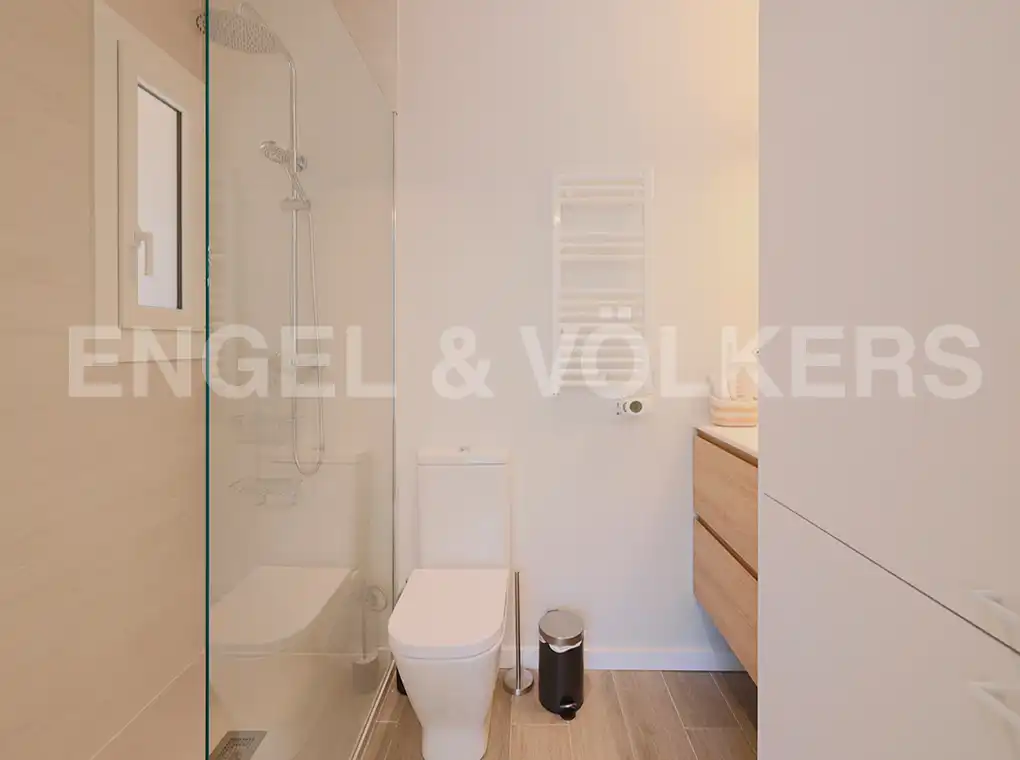 Baño de Piso de alquiler en Barcelona con Aire acondicionado, Calefacción y Jardín privado