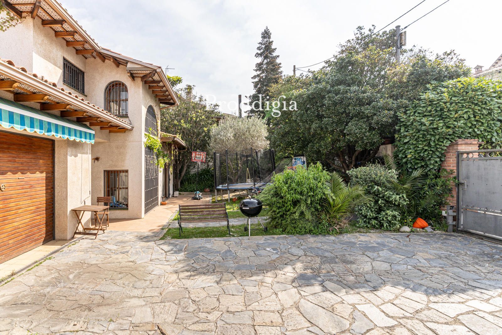 Vista exterior de Casa o xalet en venda en Sant Cugat del Vallès amb Aire condicionat, Calefacció i Jardí privat