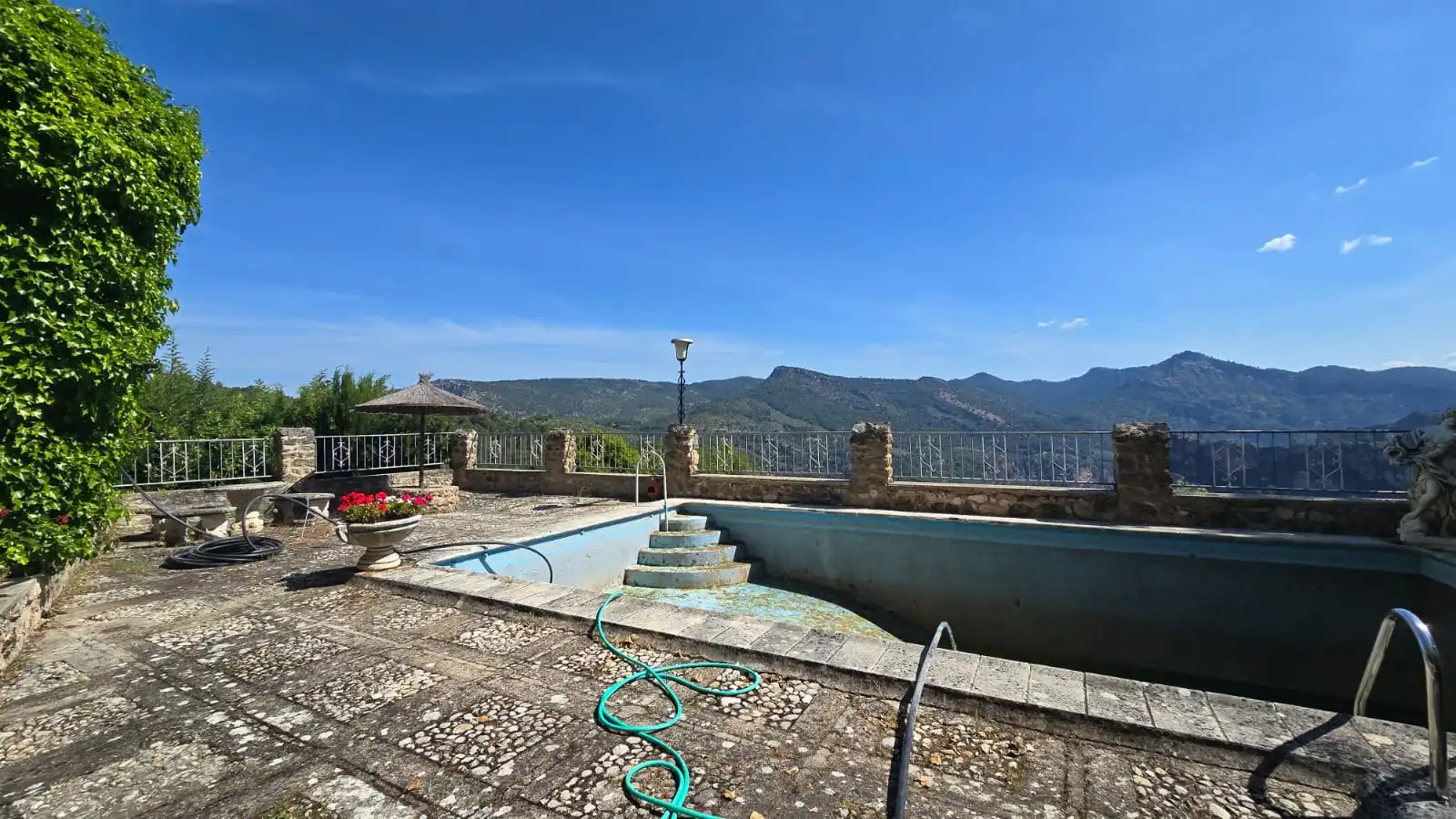 Piscina de Finca rústica en venta en Villanueva del Arzobispo con Calefacción, Trastero y Piscina