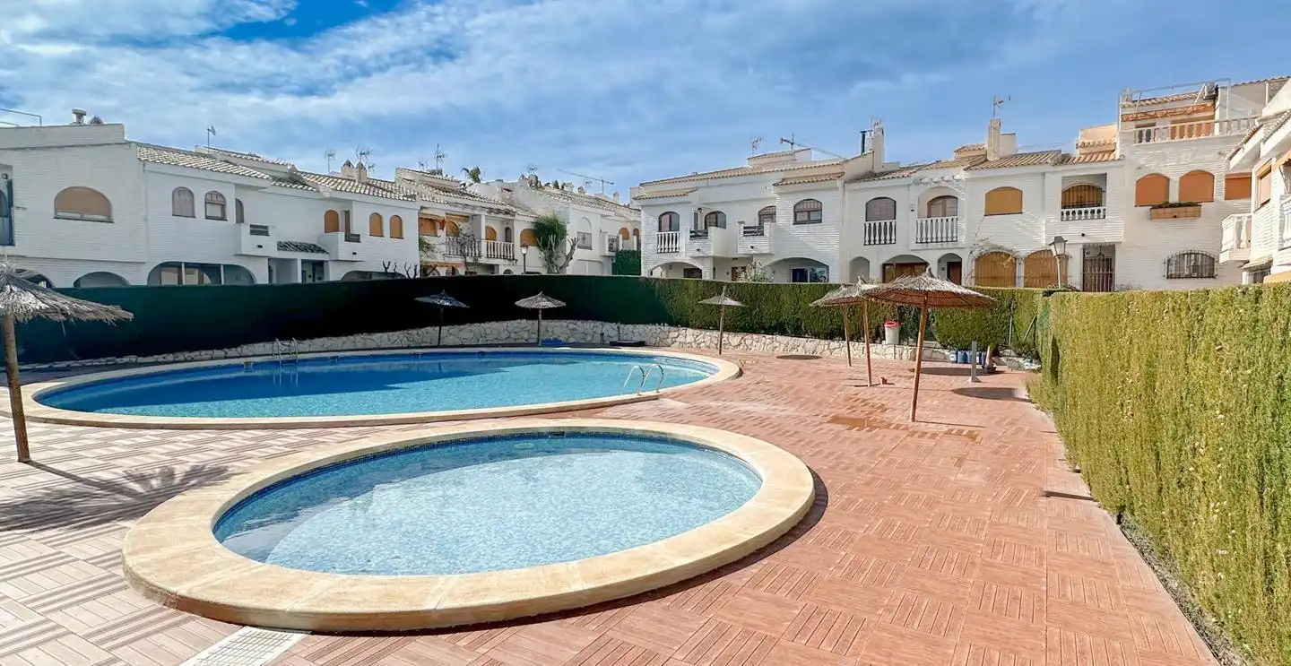 Piscina de Casa adosada en venda en Santa Pola amb Aire condicionat, Jardí privat i Terrassa