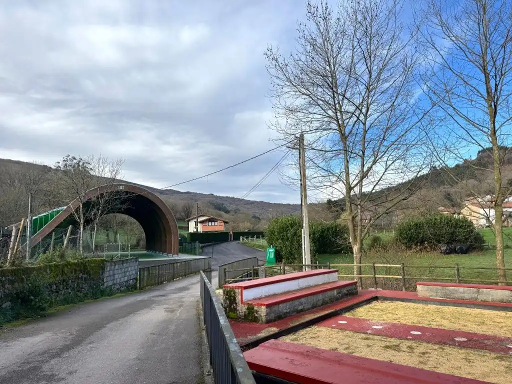Vista exterior de Casa o chalet en venta en Los Corrales de Buelna  con Terraza, Trastero y Balcón
