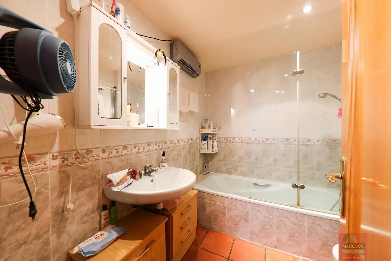 Badezimmer von Wohnung zum Verkauf in Fuengirola mit Klimaanlage, Terrasse und Abstellraum