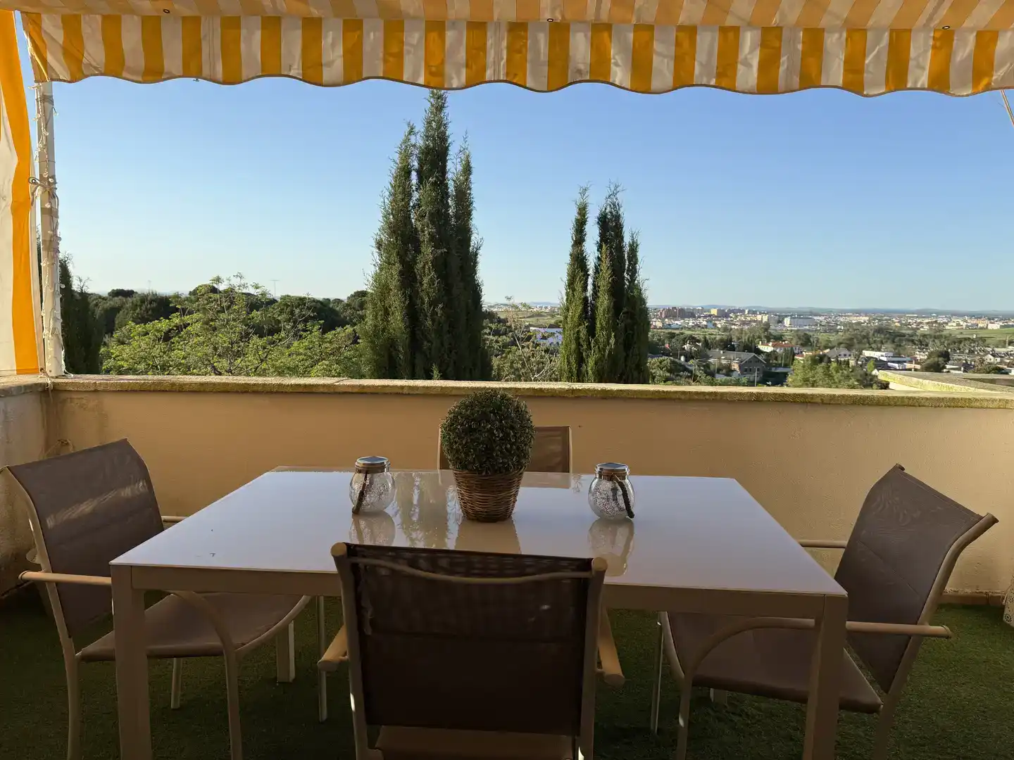 Terrasse von Wohnung zur Miete in Badajoz mit Klimaanlage, Privatgarten und Parkett