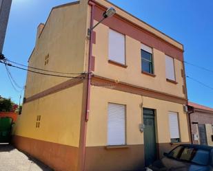Vista exterior de Casa o xalet en venda en Vigo  amb Jardí privat