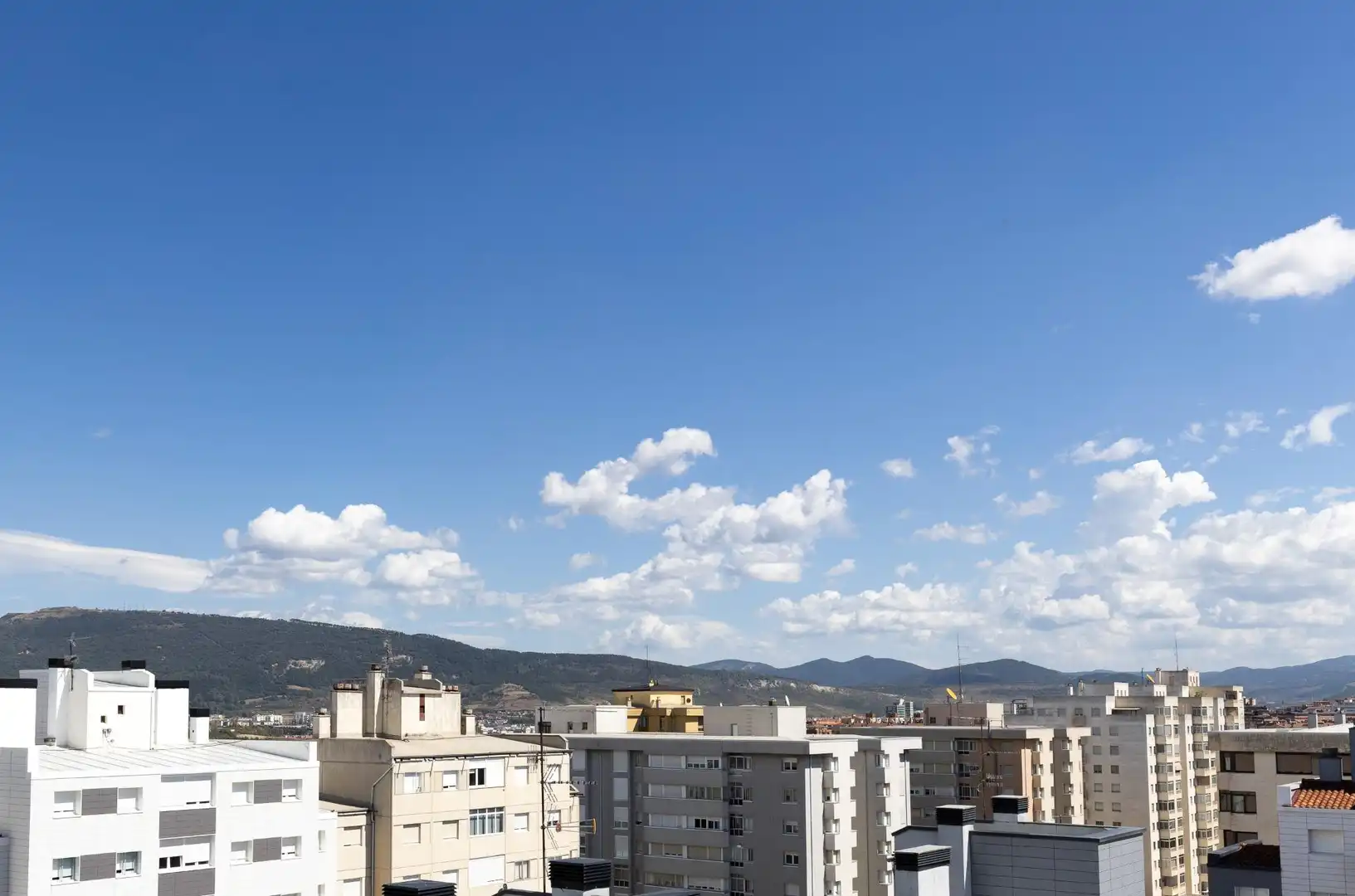 Vista exterior de Pis en venda en Barañáin / Barañain amb Calefacció i Balcó