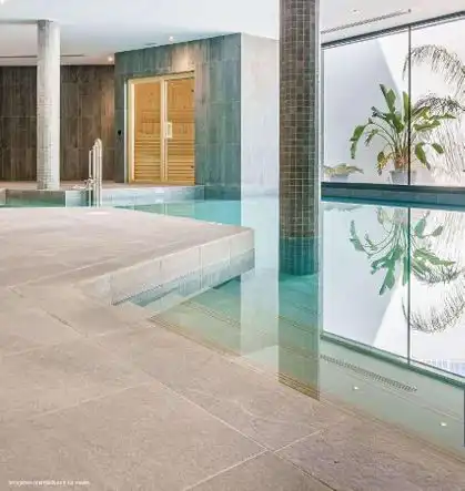 Piscina de Apartament en venda en Estepona amb Aire condicionat, Calefacció i Jardí privat