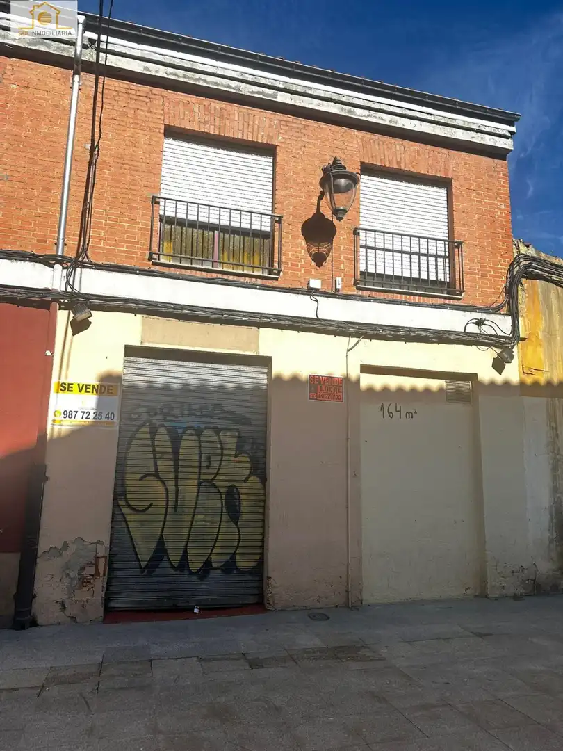 Vista exterior de Local en venta en León Capital 