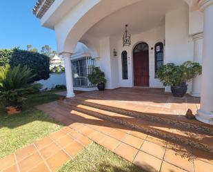 Vista exterior de Casa o xalet en venda en Chiclana de la Frontera amb Jardí privat, Terrassa i Traster