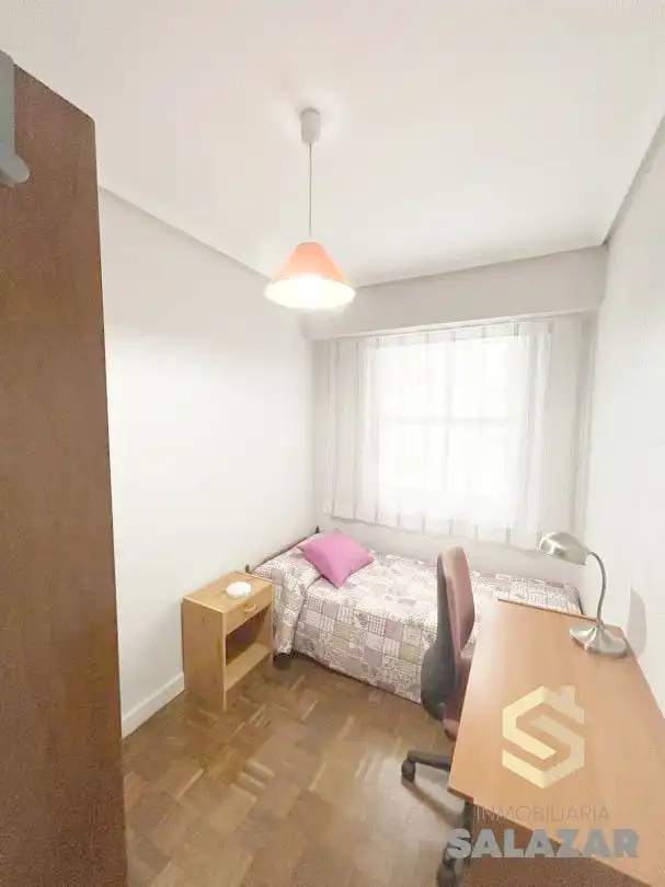 Bedroom of Flat for rent in Bilbao   with Heating, Oven and Washing machine