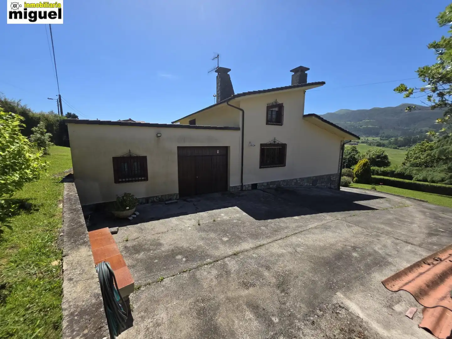 Vista exterior de Casa o xalet en venda en Llanes amb Calefacció, Jardí privat i Terrassa