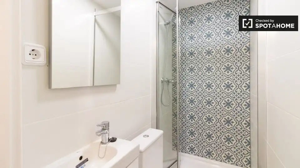Baño de Piso de alquiler en Barcelona con Aire acondicionado, Calefacción y Amueblado