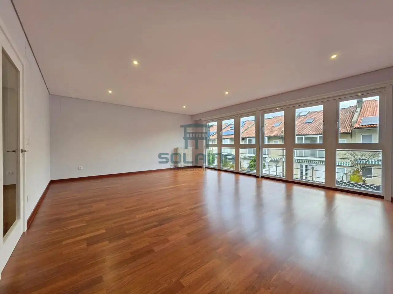 Sala d'estar de Casa adosada en venda en Ourense Capital  amb Calefacció, Jardí privat i Terrassa