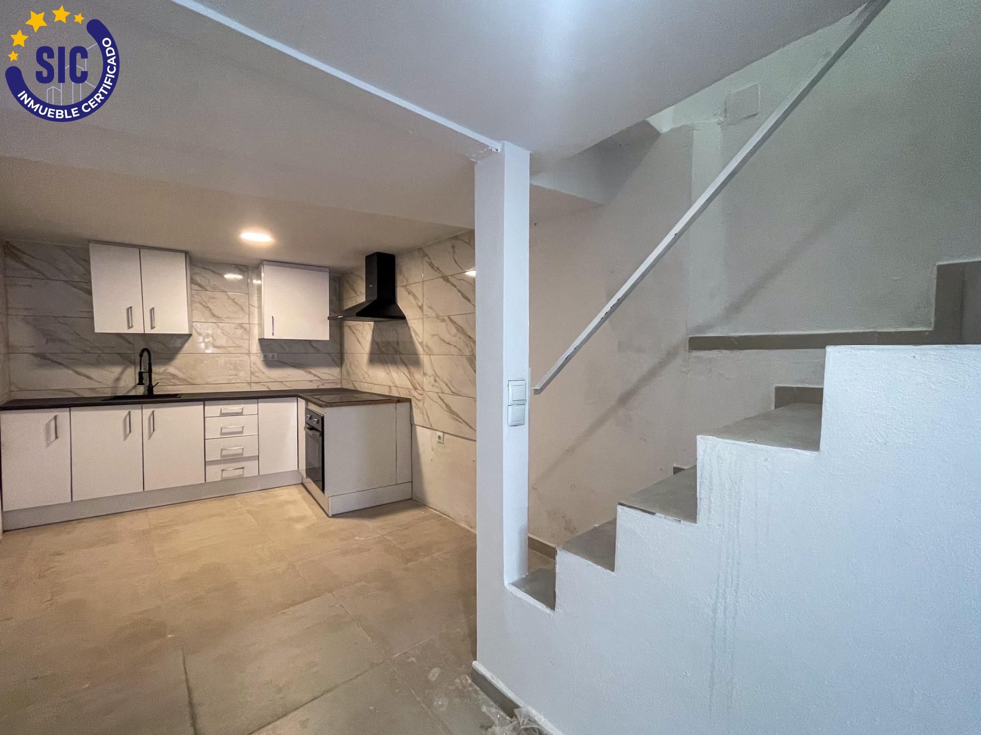 House or chalet for sale in Requena  with Balcony