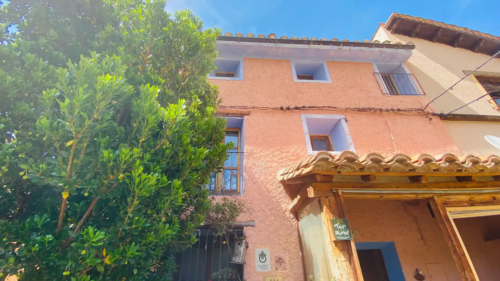 Vista exterior de Casa o xalet en venda en Villarluengo amb Calefacció, Jardí privat i Terrassa