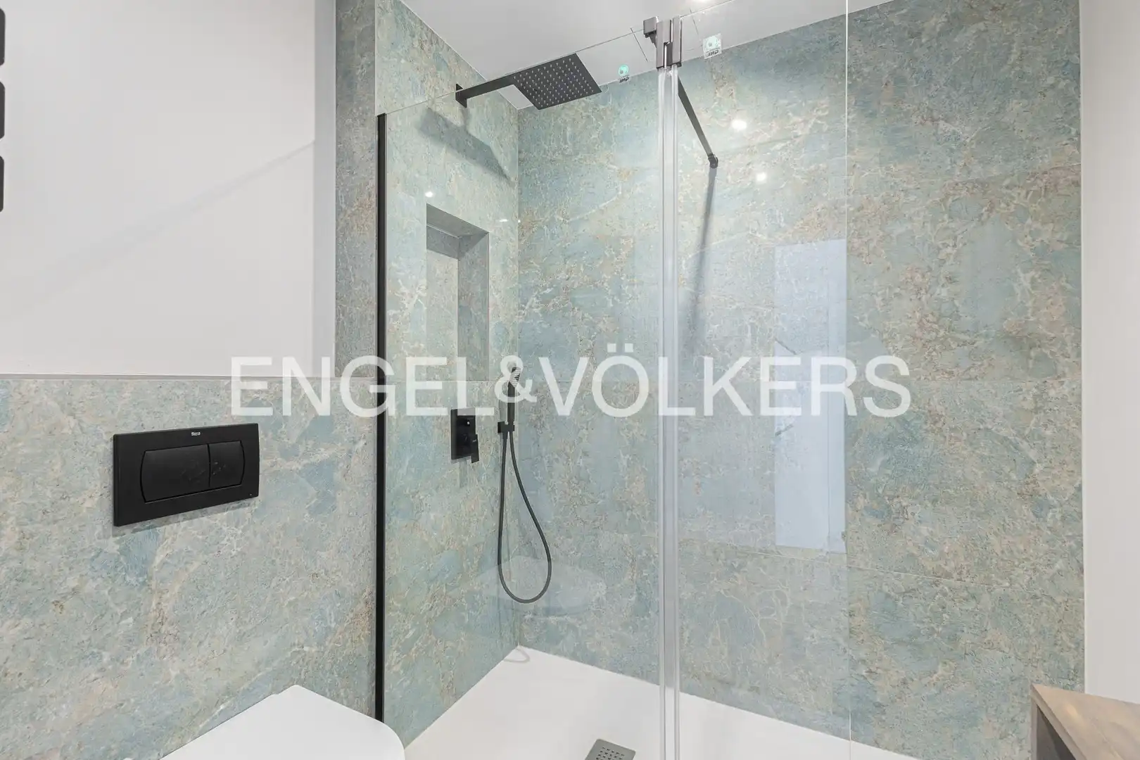 Bathroom of Houses for sale in Barcelona  with Air Conditioner, Heating and Private garden