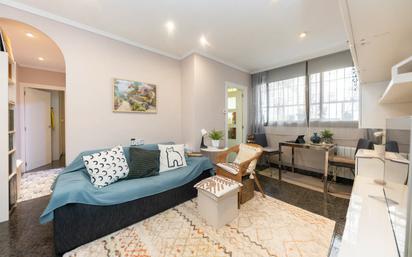 Sala d'estar de Pis en venda en Cornellà de Llobregat amb Aire condicionat, Calefacció i Forn