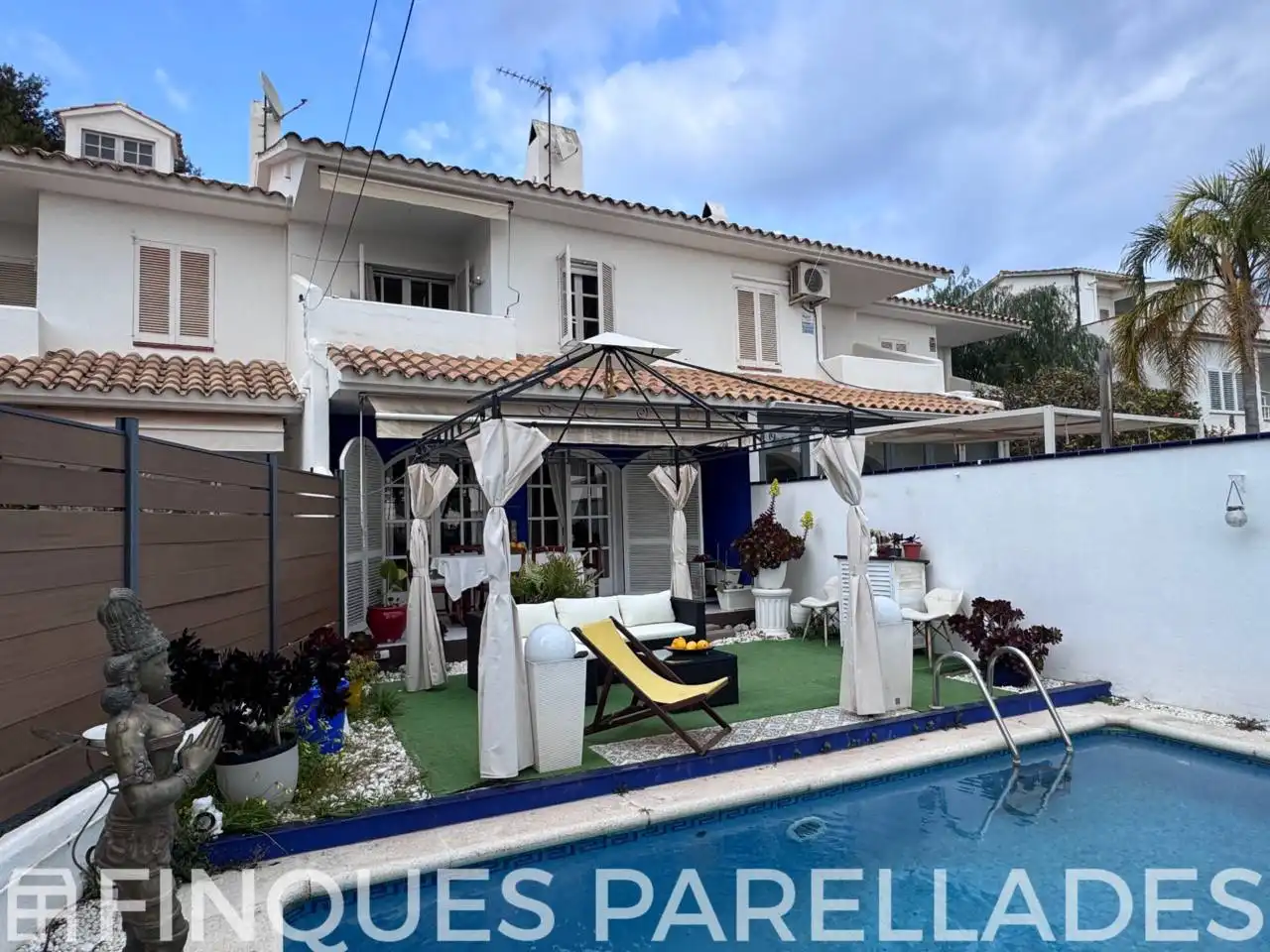 Vista exterior de Casa adosada en venda en Sitges amb Aire condicionat, Calefacció i Jardí privat