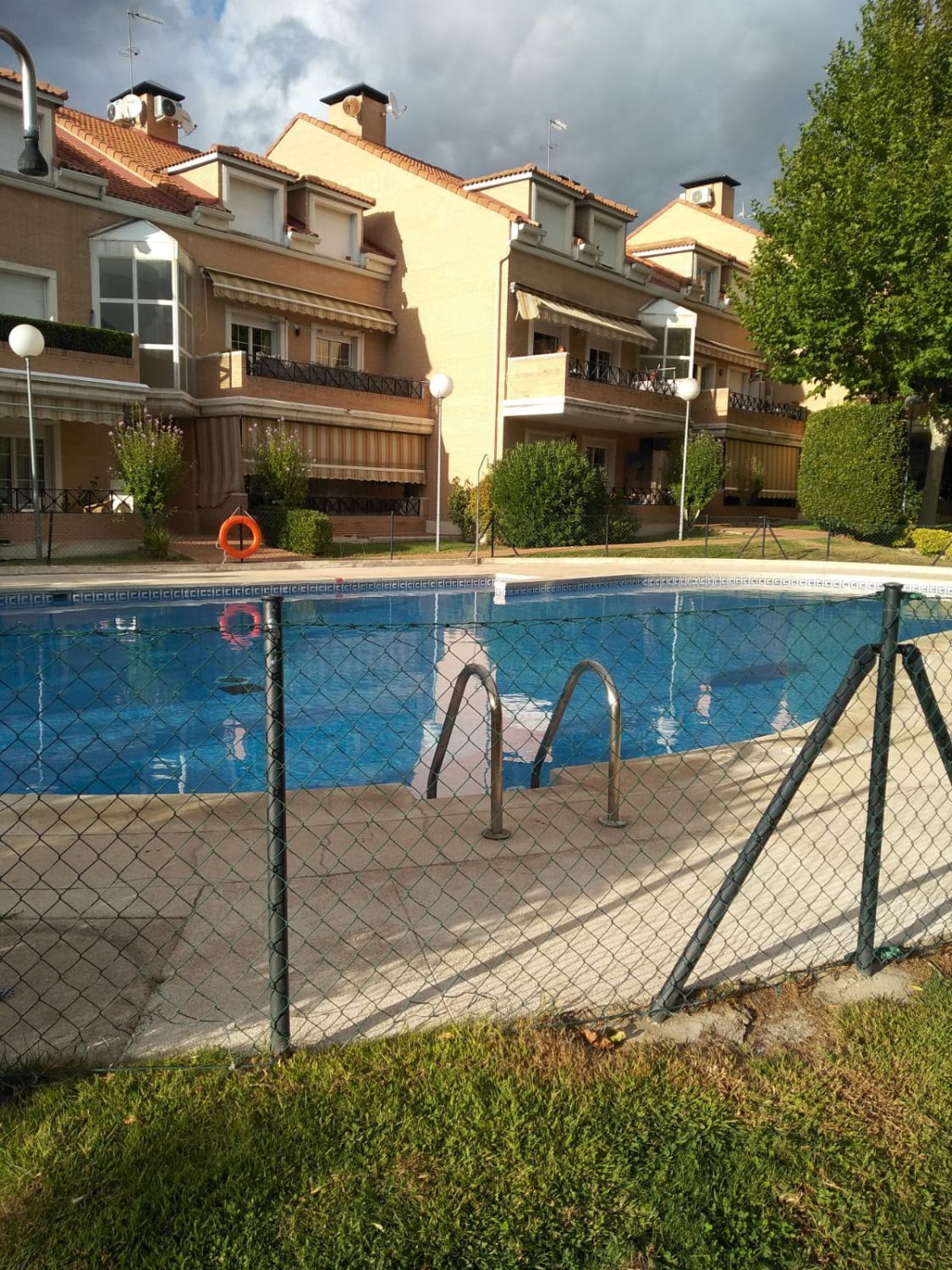 Piscina de Piso de alquiler en Villaviciosa de Odón con Aire acondicionado, Calefacción y Amueblado