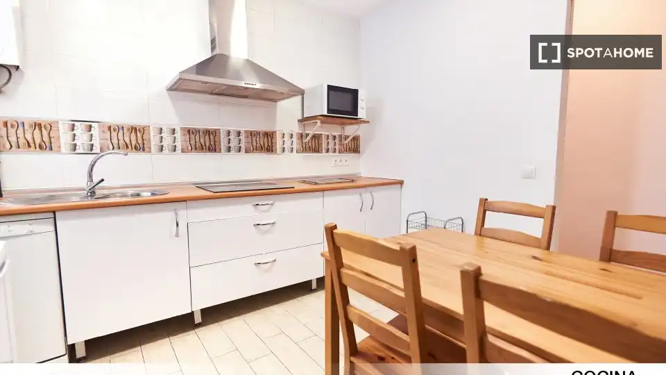Cuina de Pis de lloguer en Sevilla amb Aire condicionat, Calefacció i Moblat