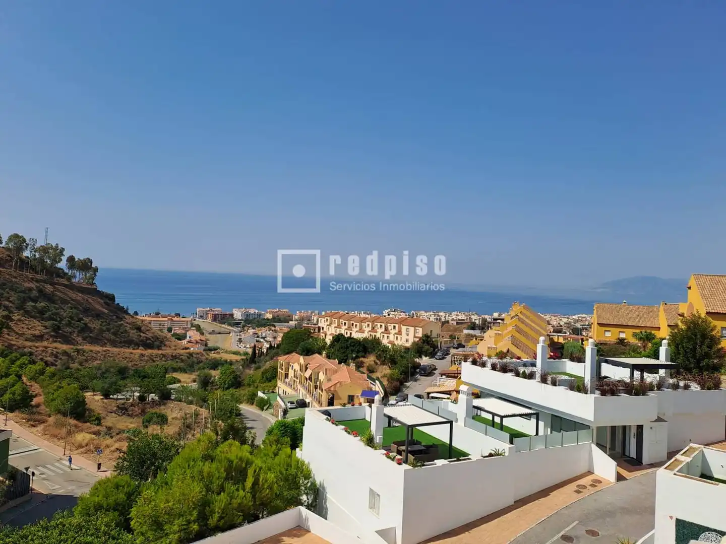 Außenansicht von Wohnungen zum Verkauf in Rincón de la Victoria mit Privatgarten, Terrasse und Schwimmbad