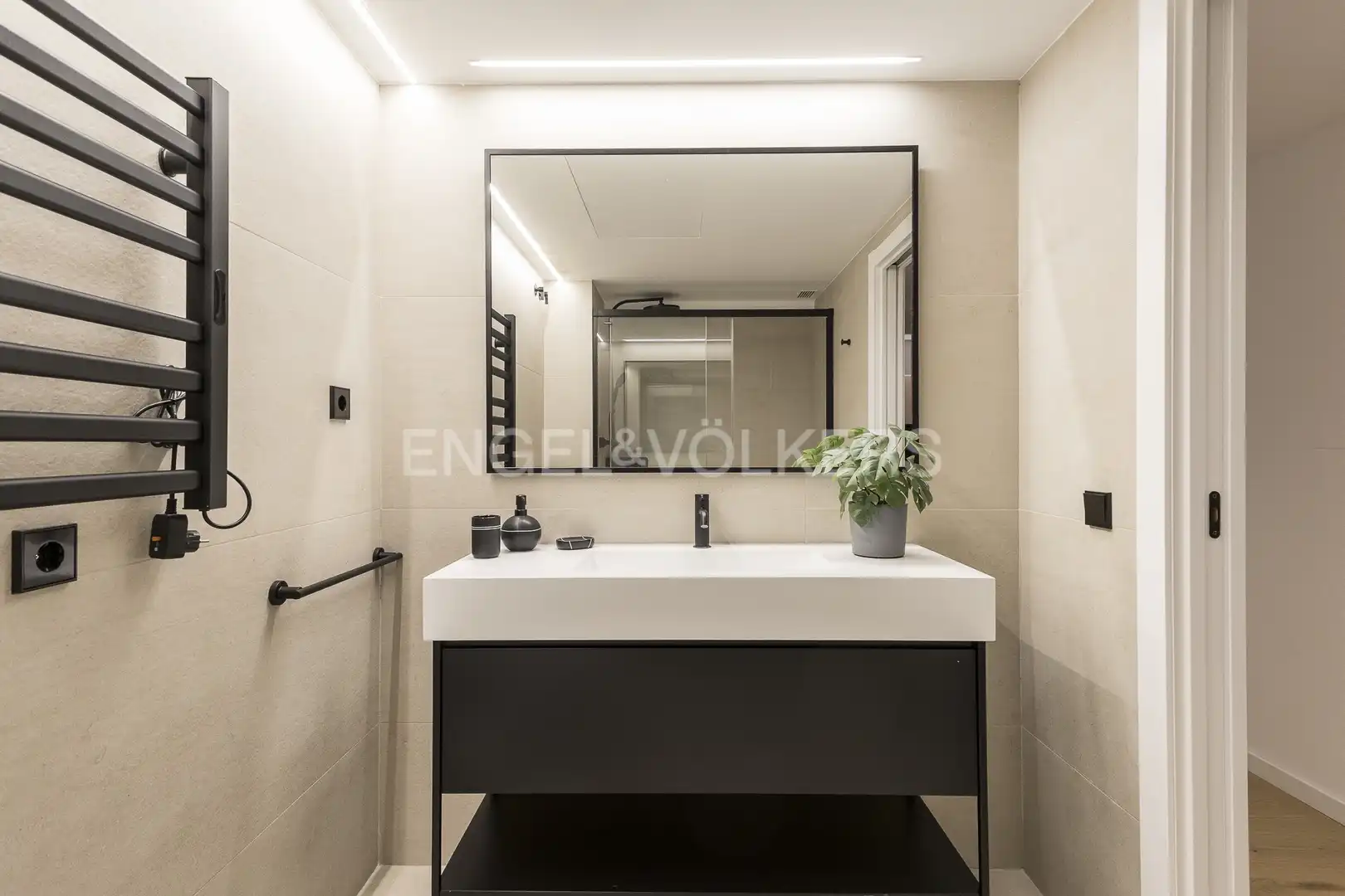 Badezimmer von Wohnung zur Miete in Barcelona mit Klimaanlage, Heizung und Parkett
