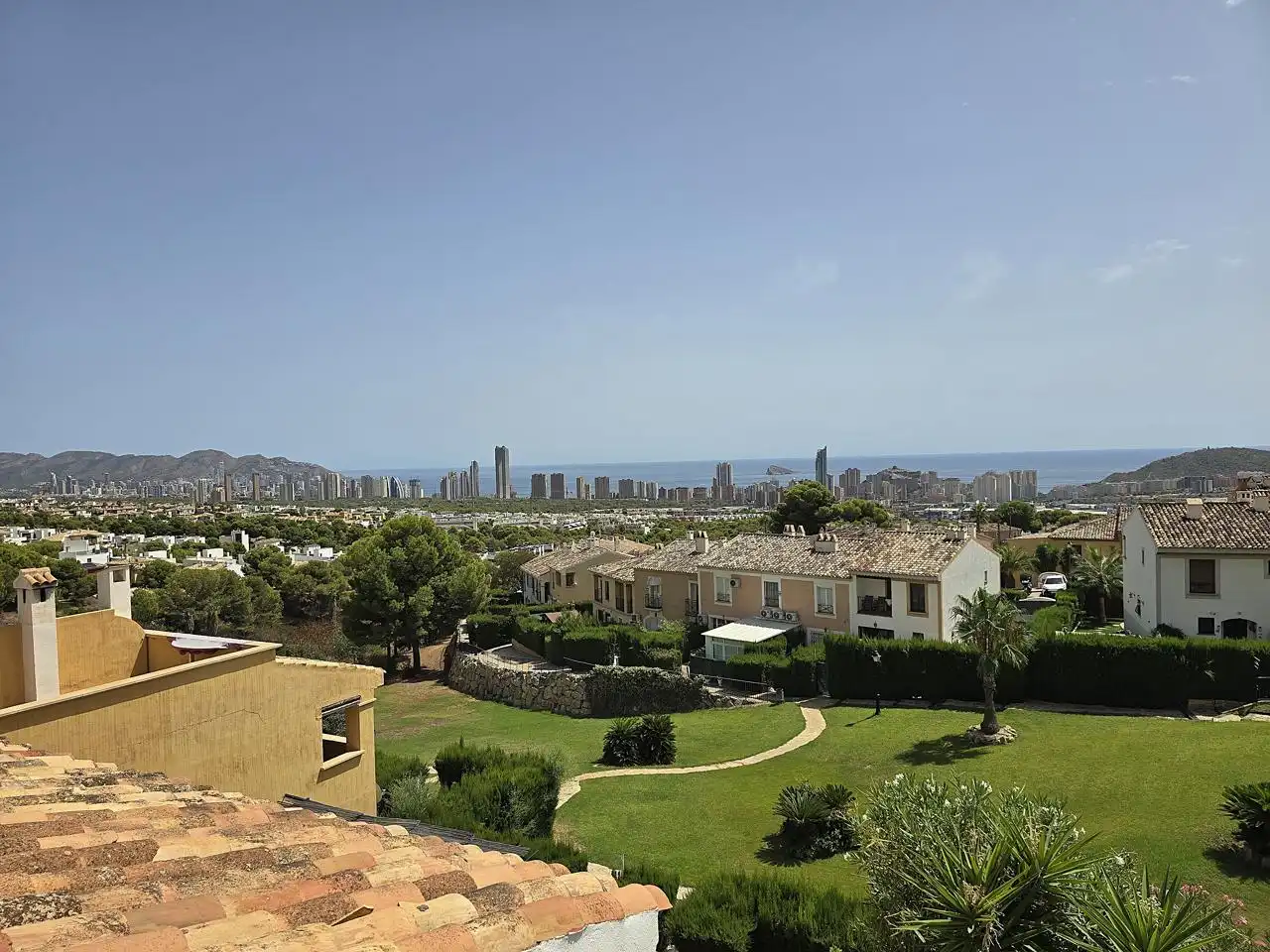 Vista exterior de Casa adosada en venda en Finestrat amb Aire condicionat, Jardí privat i Terrassa