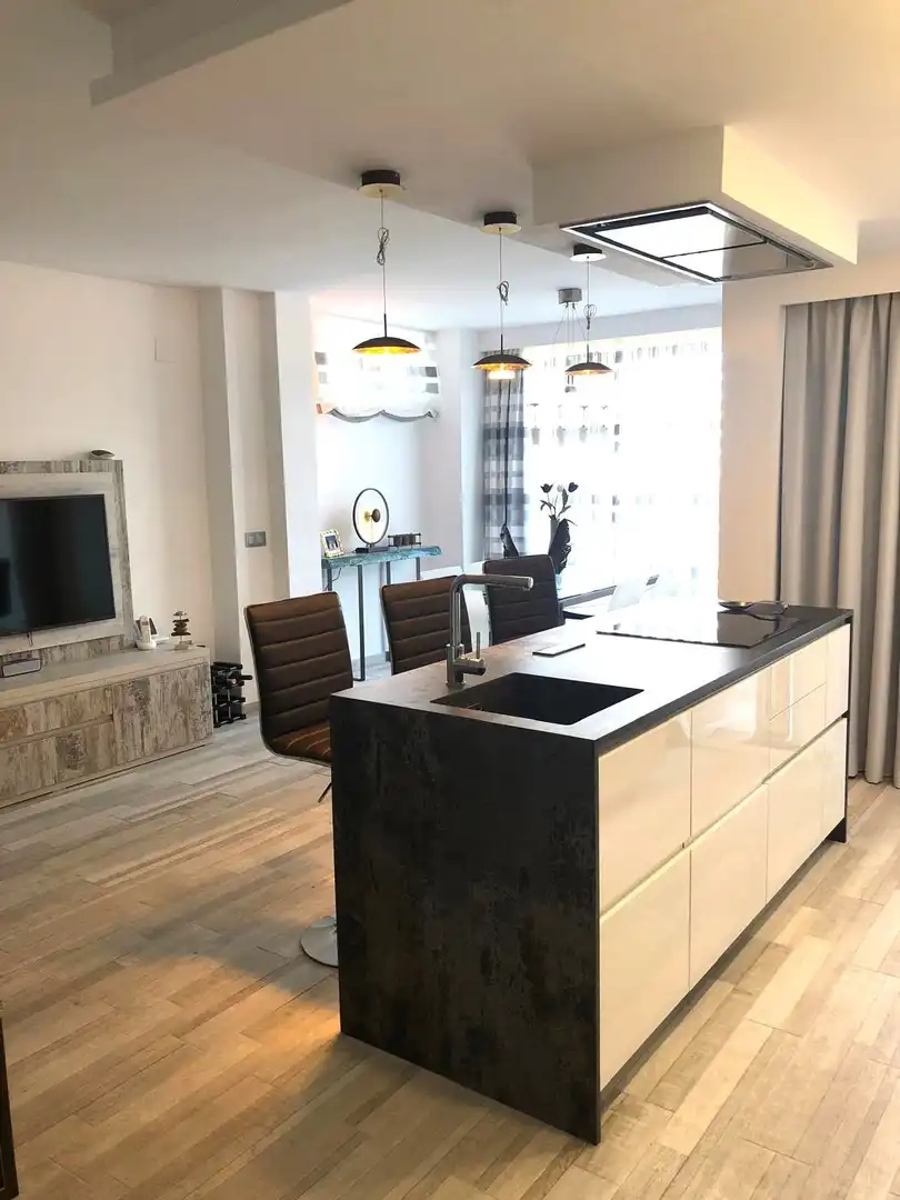 Cuina de Apartament en venda en Marbella amb Aire condicionat, Terrassa i Piscina