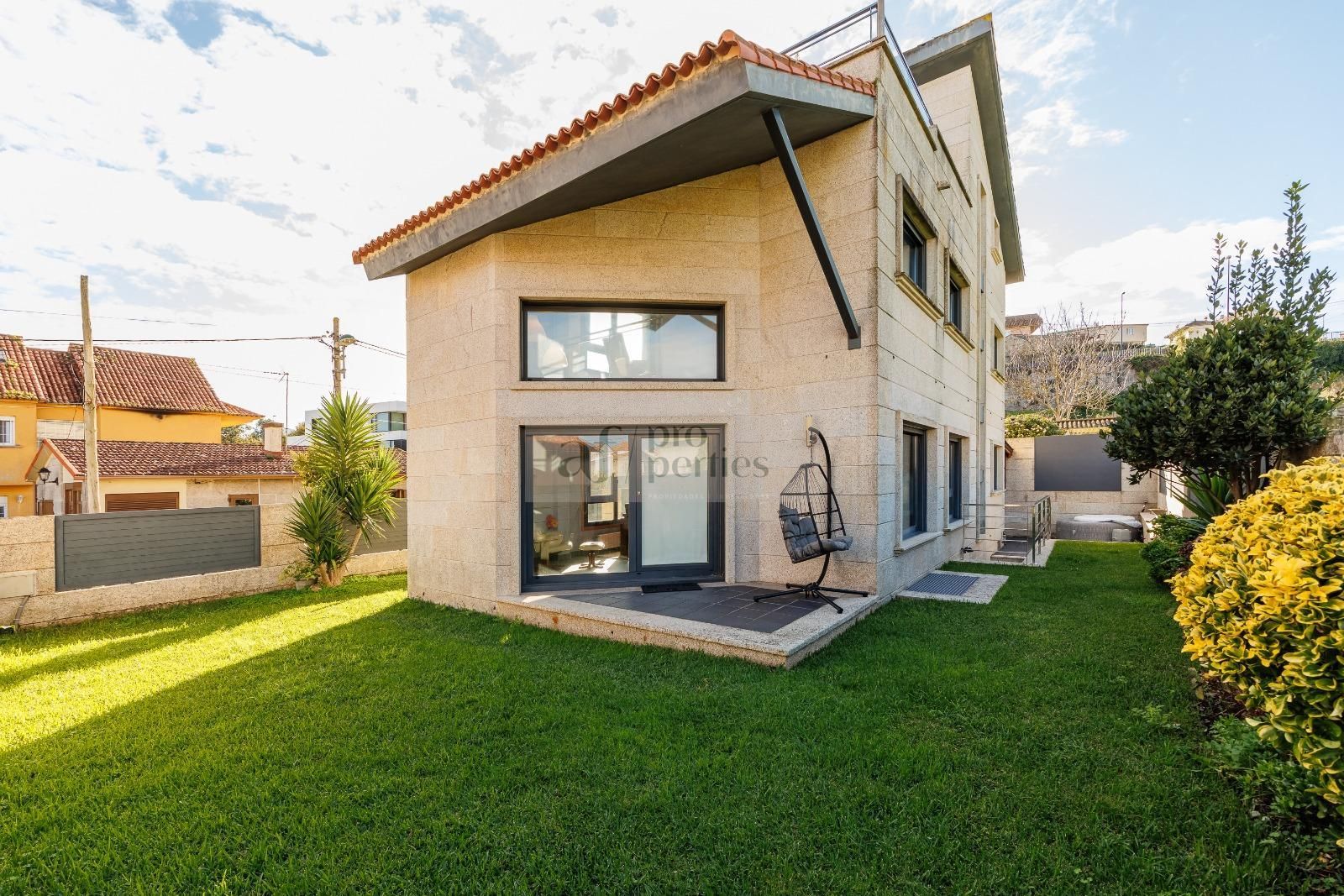 Vista exterior de Casa o chalet en venta en Vigo  con Calefacción, Trastero y Amueblado