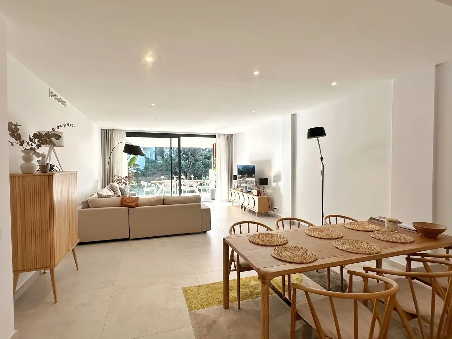 Sala d'estar de Planta baixa en venda en Marbella amb Aire condicionat, Terrassa i Traster