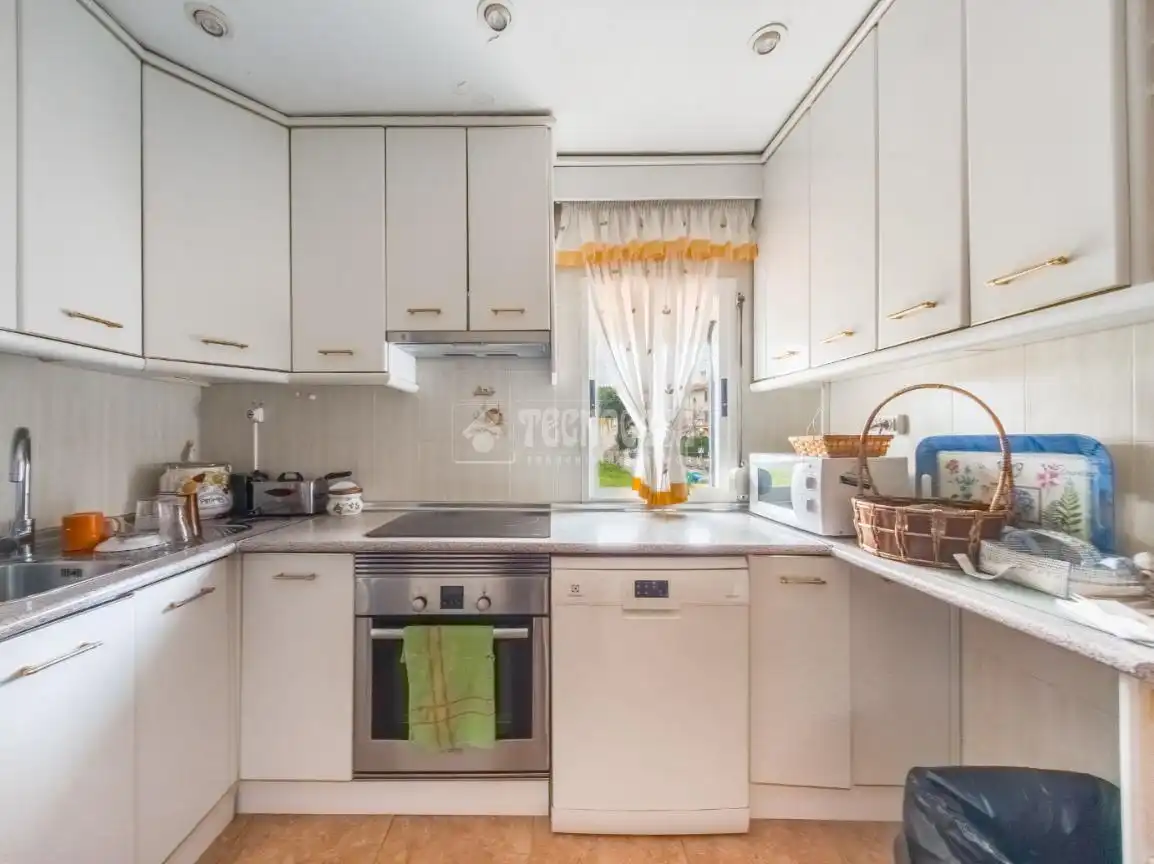 Cocina de Casa adosada en venta en Campo Real con Aire acondicionado