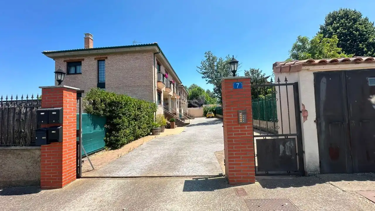 Vista exterior de Casa adosada en venda en Onzonilla amb Calefacció, Jardí privat i Terrassa