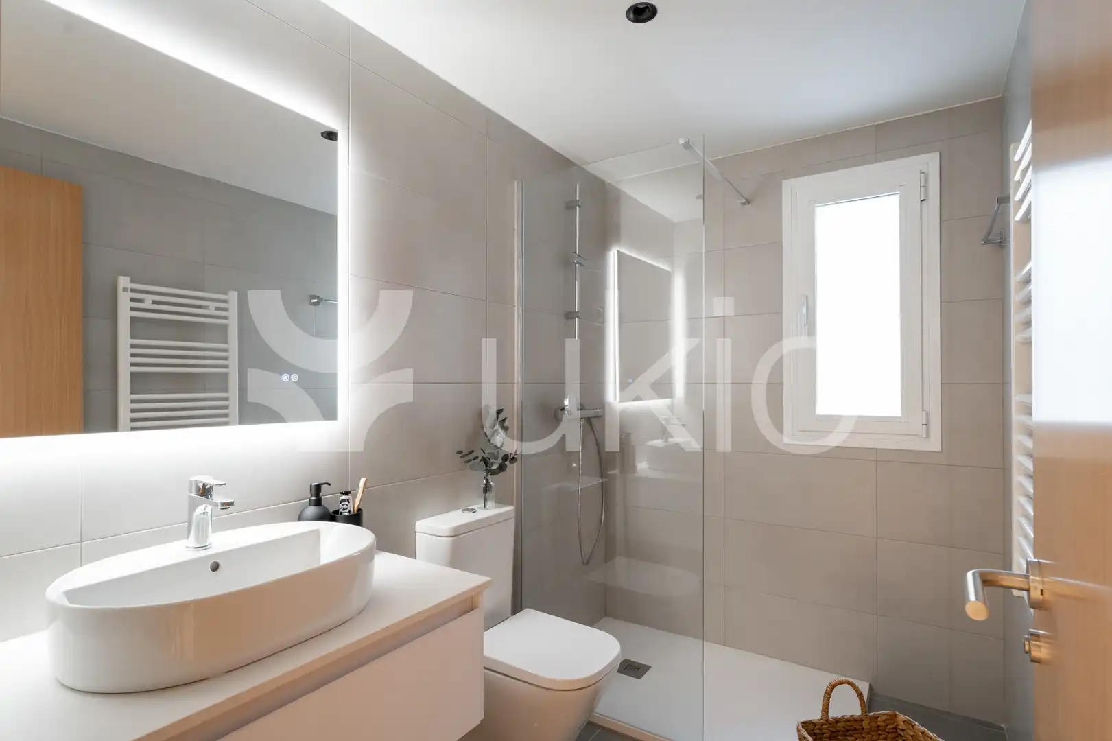 Bany de Apartament de lloguer en Madrid amb Aire condicionat, Calefacció i Moblat