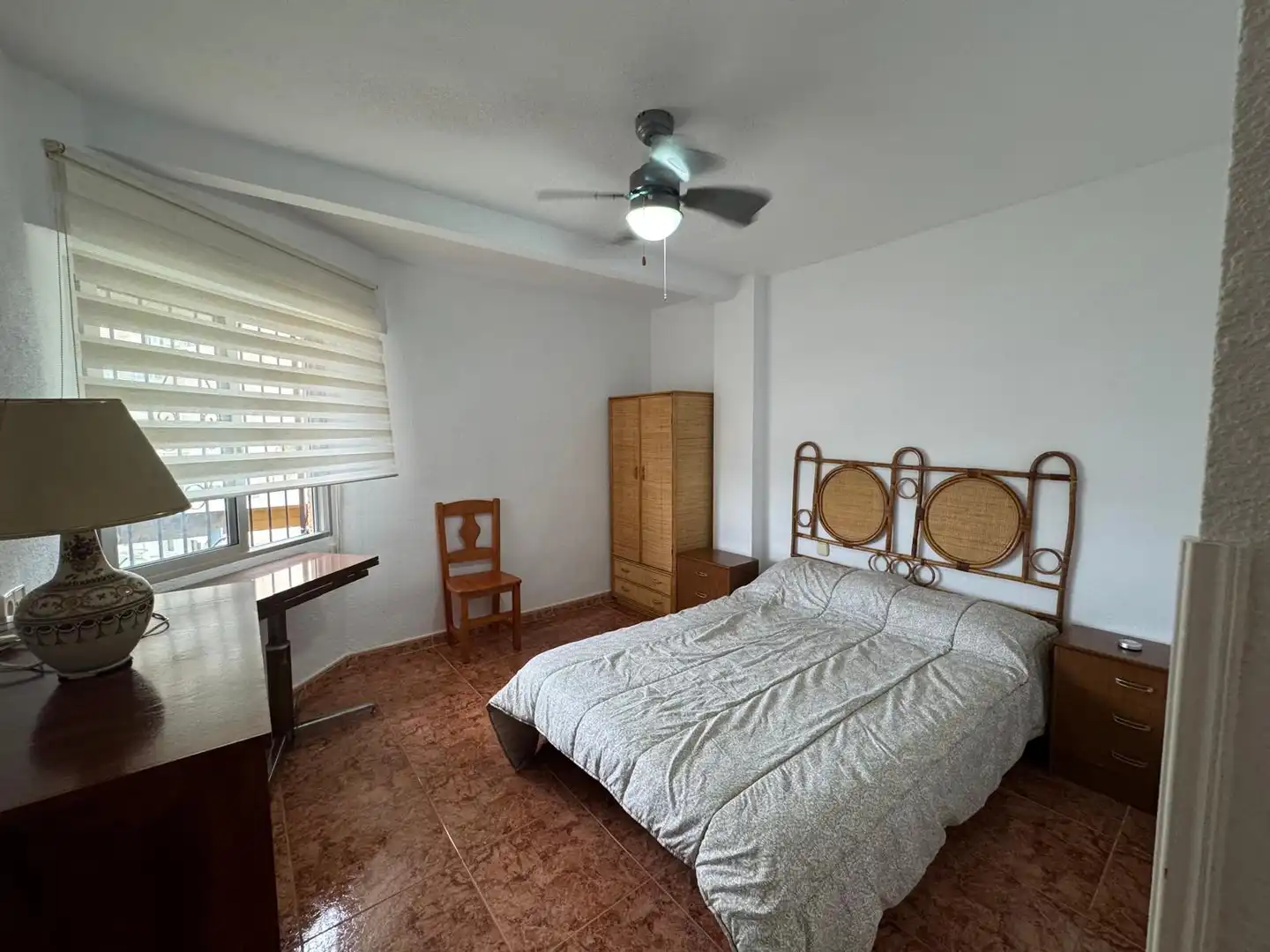 Dormitori de Apartament de lloguer en El Campello amb Jardí privat, Terrassa i Moblat