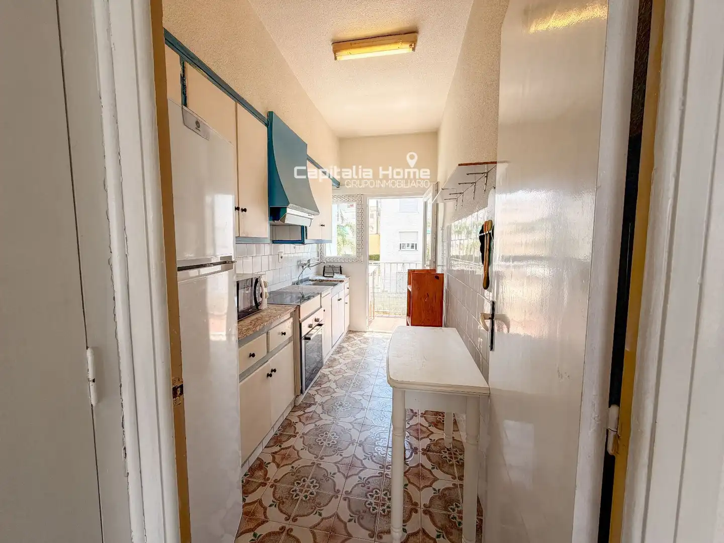 Küche von Wohnung zum Verkauf in Santa Pola mit Terrasse, Abstellraum und Möbliert