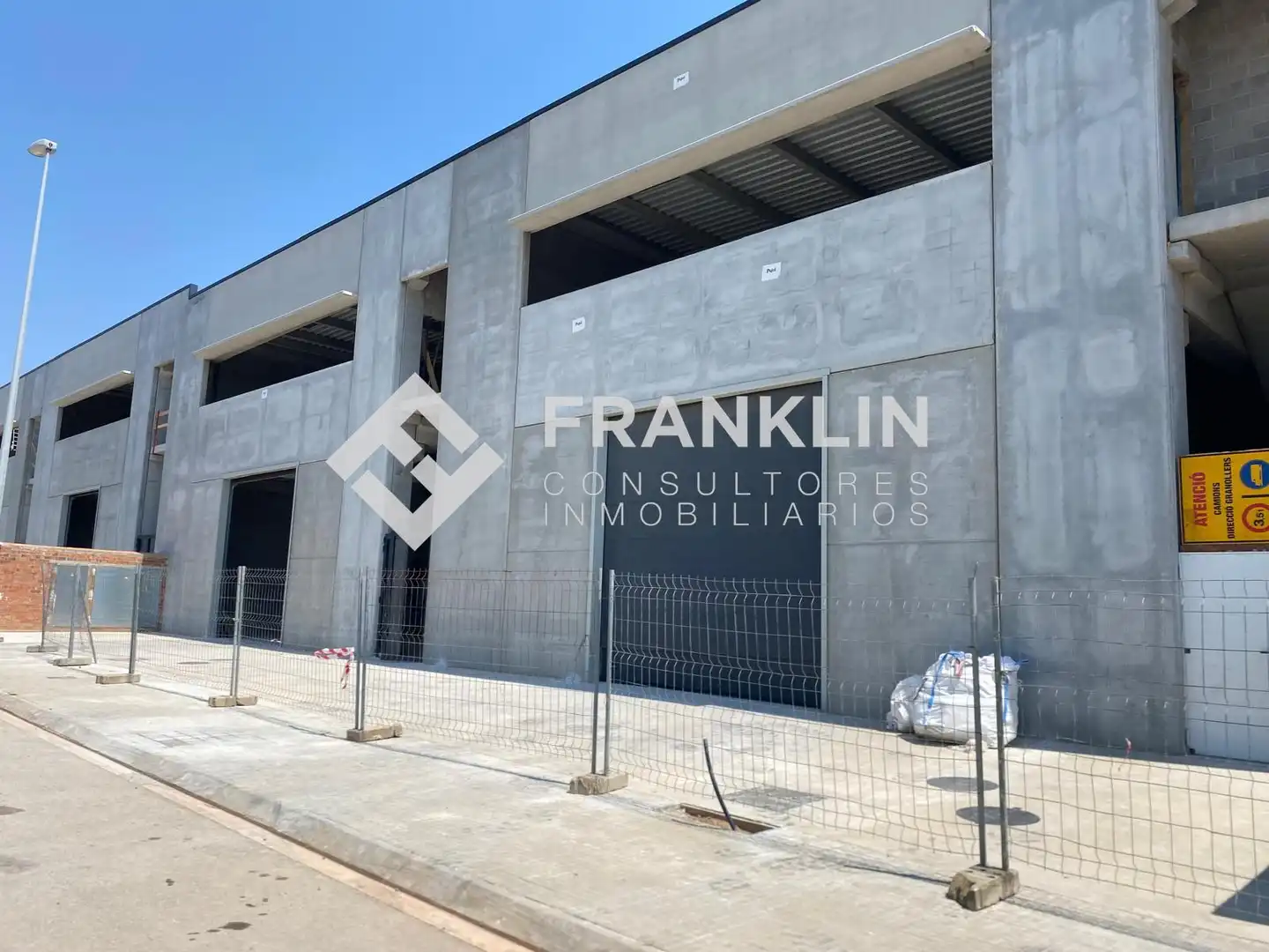 Außenansicht von Fabrikhallen zur Miete in La Garriga