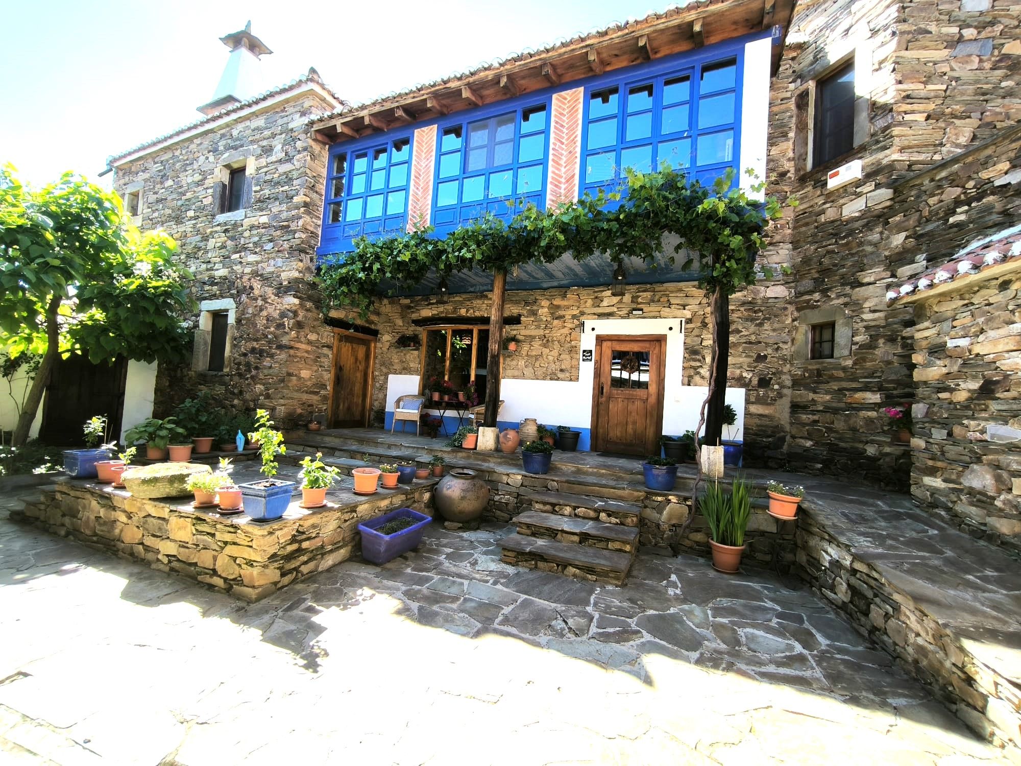 Vista exterior de Casa o xalet en venda en Santiago Millas amb Aire condicionat, Calefacció i Jardí privat