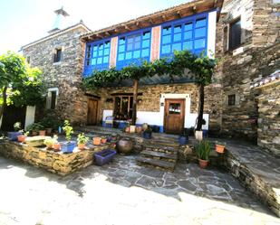 Vista exterior de Casa o xalet en venda en Santiago Millas amb Aire condicionat, Calefacció i Jardí privat