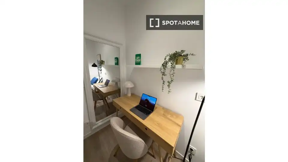 Dormitori de Apartament per a compartir en Madrid amb Aire condicionat, Terrassa i Moblat