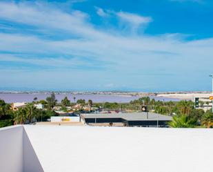 Vista exterior de Casa adosada en venda en Torrevieja amb Aire condicionat, Terrassa i Piscina