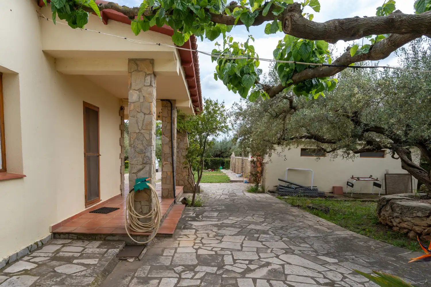 Garden of Houses for sale in Aldover  with Air Conditioner, Private garden and Terrace