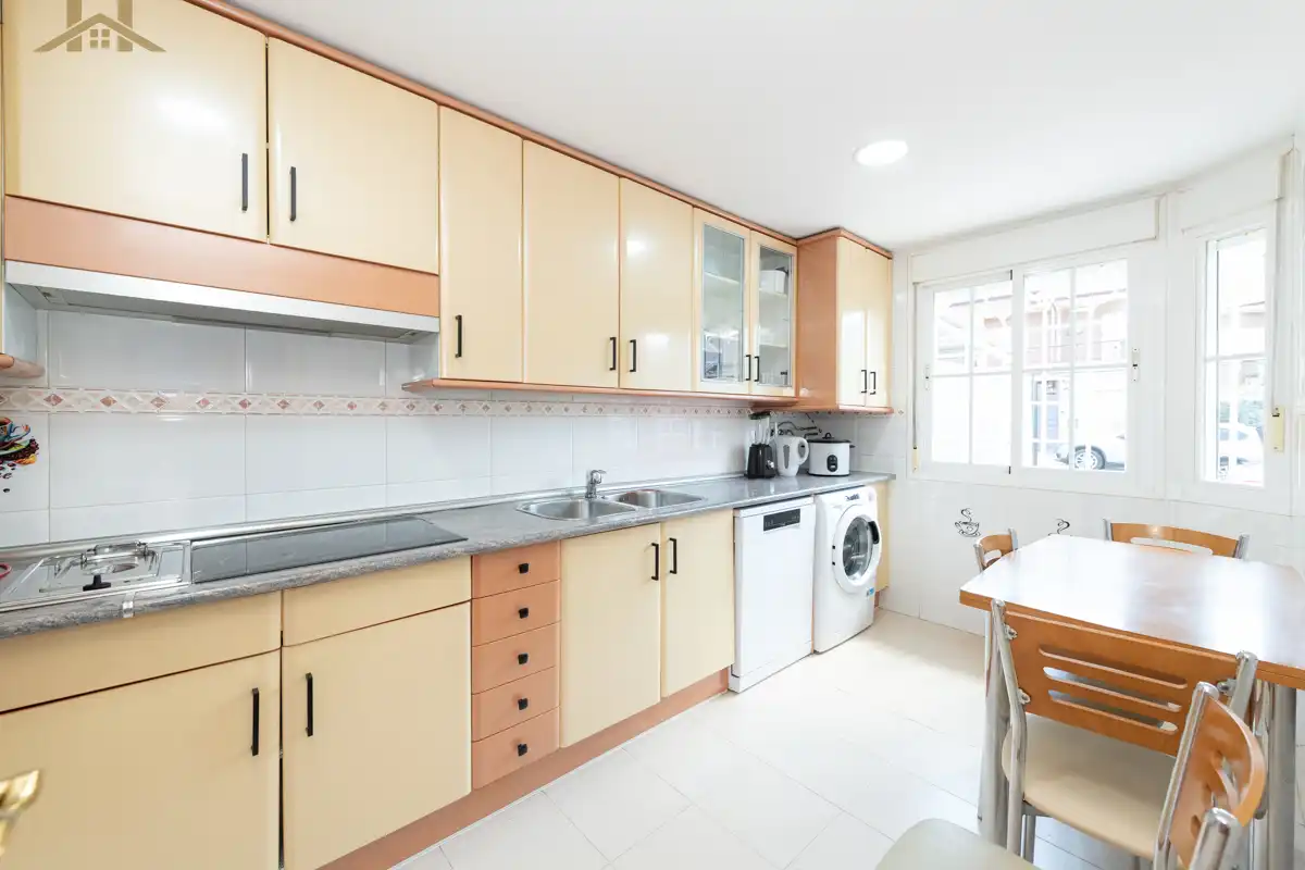 Cocina de Casa adosada en venta en Loeches con Aire acondicionado, Calefacción y Jardín privado
