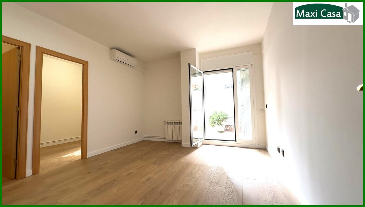 Bedroom of Flat for sale in  Barcelona Capital  with Air Conditioner, Heating and Parquet flooring