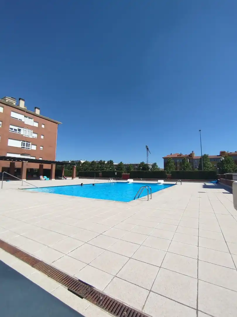 Piscina de Pis en venda en Ávila amb Calefacció, Terrassa i Traster