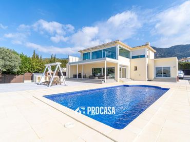 Villa con piscina in vendita a BALMES