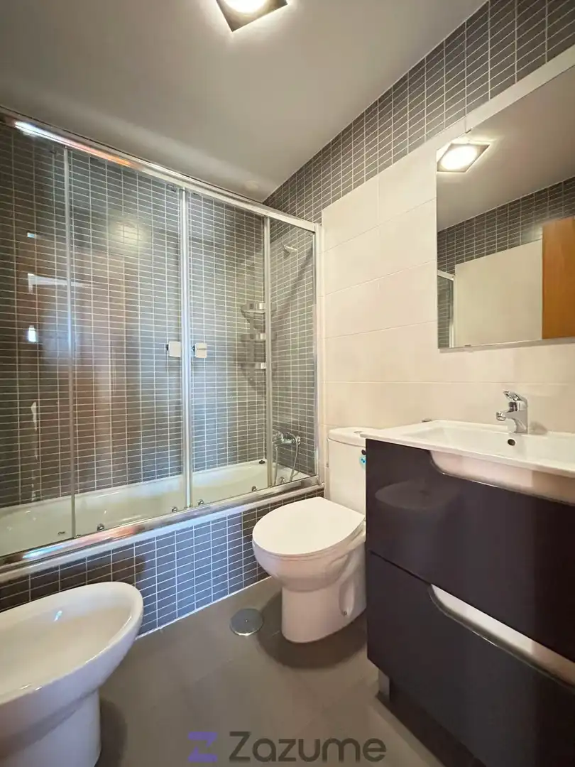 Bathroom of Flat for rent in Granada  with Air Conditioner, Heating and Private garden