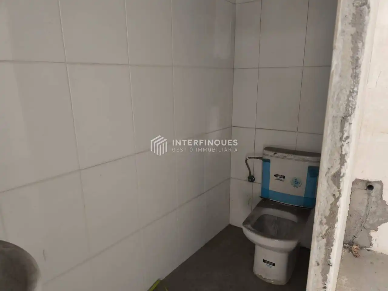 Bathroom of Commercial properties for sale in Badalona