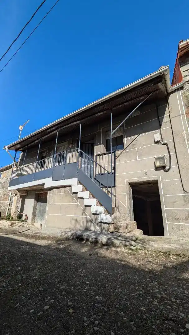 Vista exterior de Casa adosada en venda en Calvos de Randín amb Moblat i Balcó
